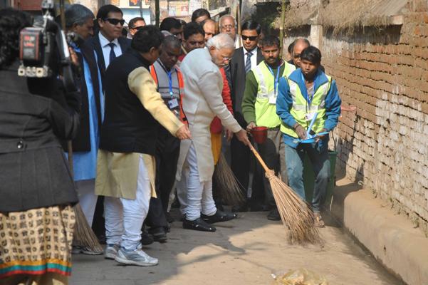 The Weekend Leader - Swachh Bharat has earned the accolades of foreigners living in India | Culture | New Delhi