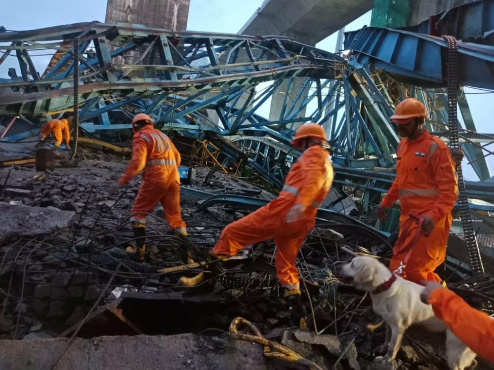 The Weekend Leader - Tragic Crane Collapse: 15 Workers Killed on Mumbai-Nagpur Expressway