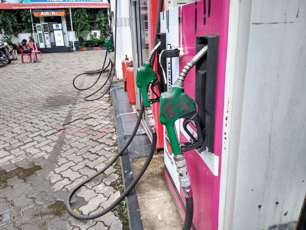 The Weekend Leader - Fuel prices cut by 15 paise per litre after a week's break
