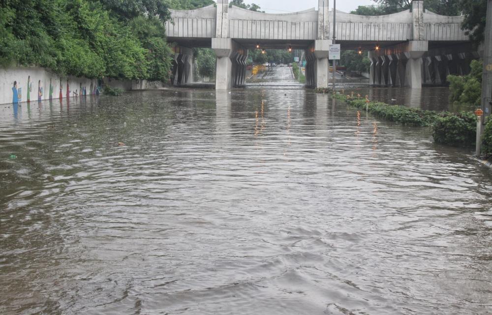 The Weekend Leader - Heavy rains turn Delhi's roads, markets into flood zones