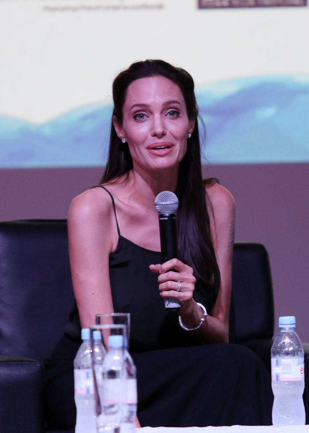 The Weekend Leader - Angelina Jolie delivers emotional tribute to poet Amanda Gorman