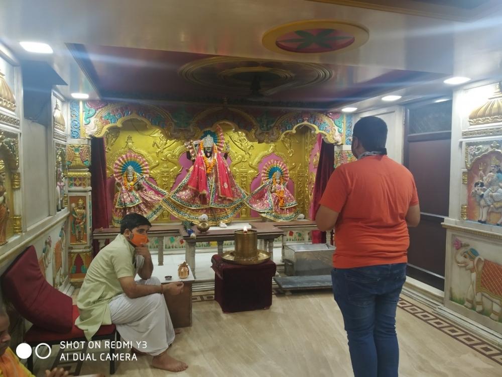 The Weekend Leader - Few devotees at Jhandewalan temples on 1st day of reopening in Delhi