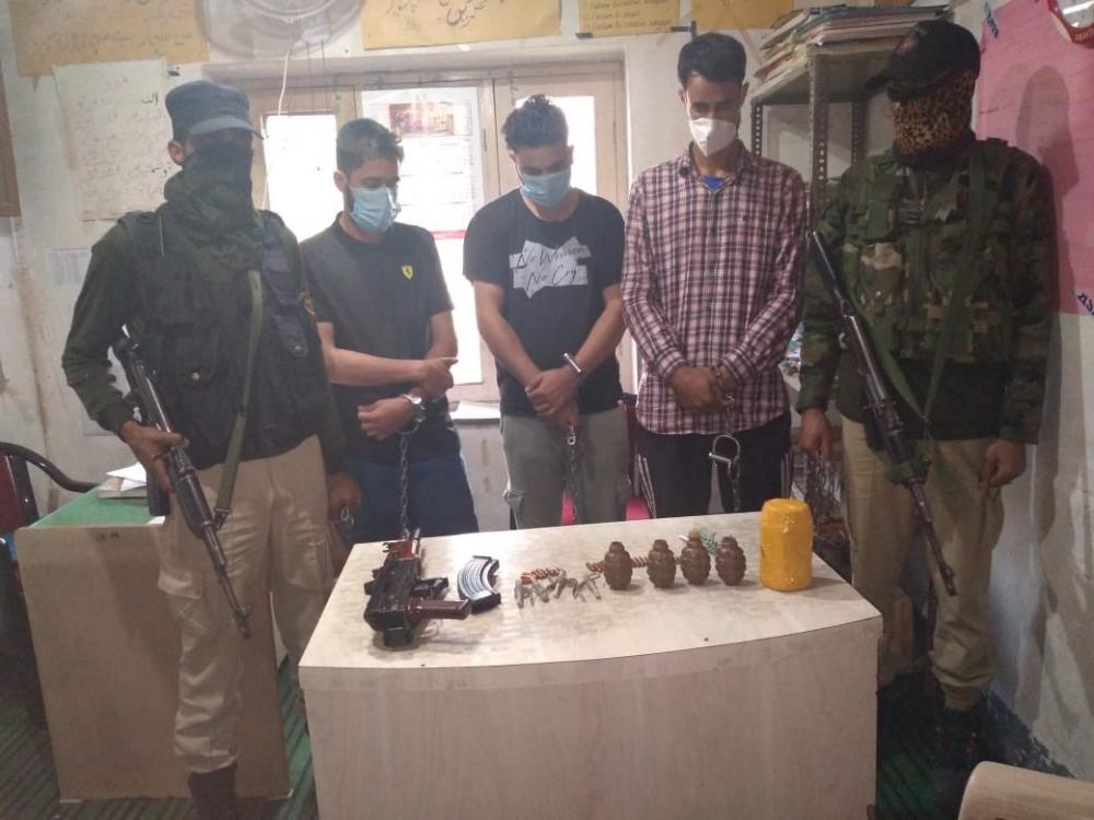 The Weekend Leader - Three persons carrying arms, ammo held in J&K's Kulgam