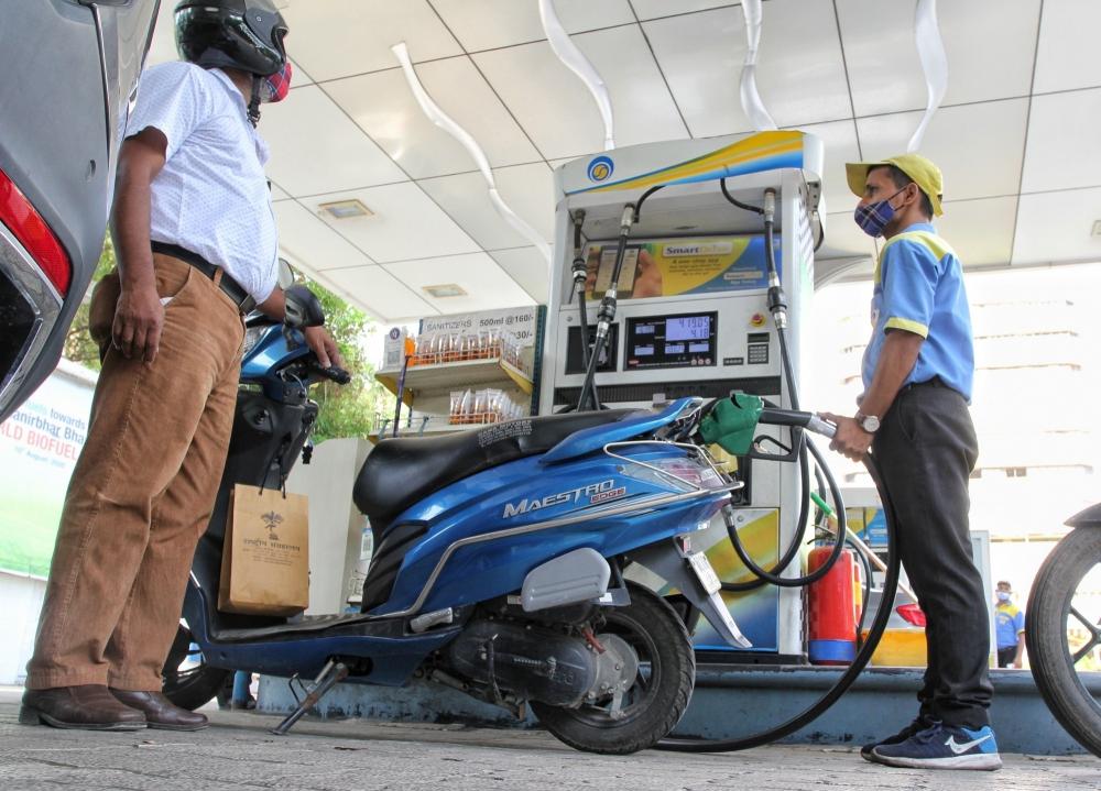 The Weekend Leader - Fuel price rise continues unabated, petrol over Rs 115/ltr in Mumbai