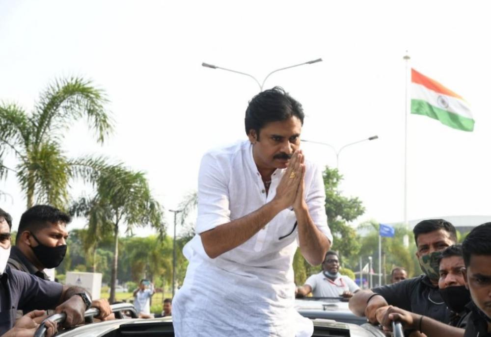 The Weekend Leader - Pawan Kalyan's fans annoy him, yet again