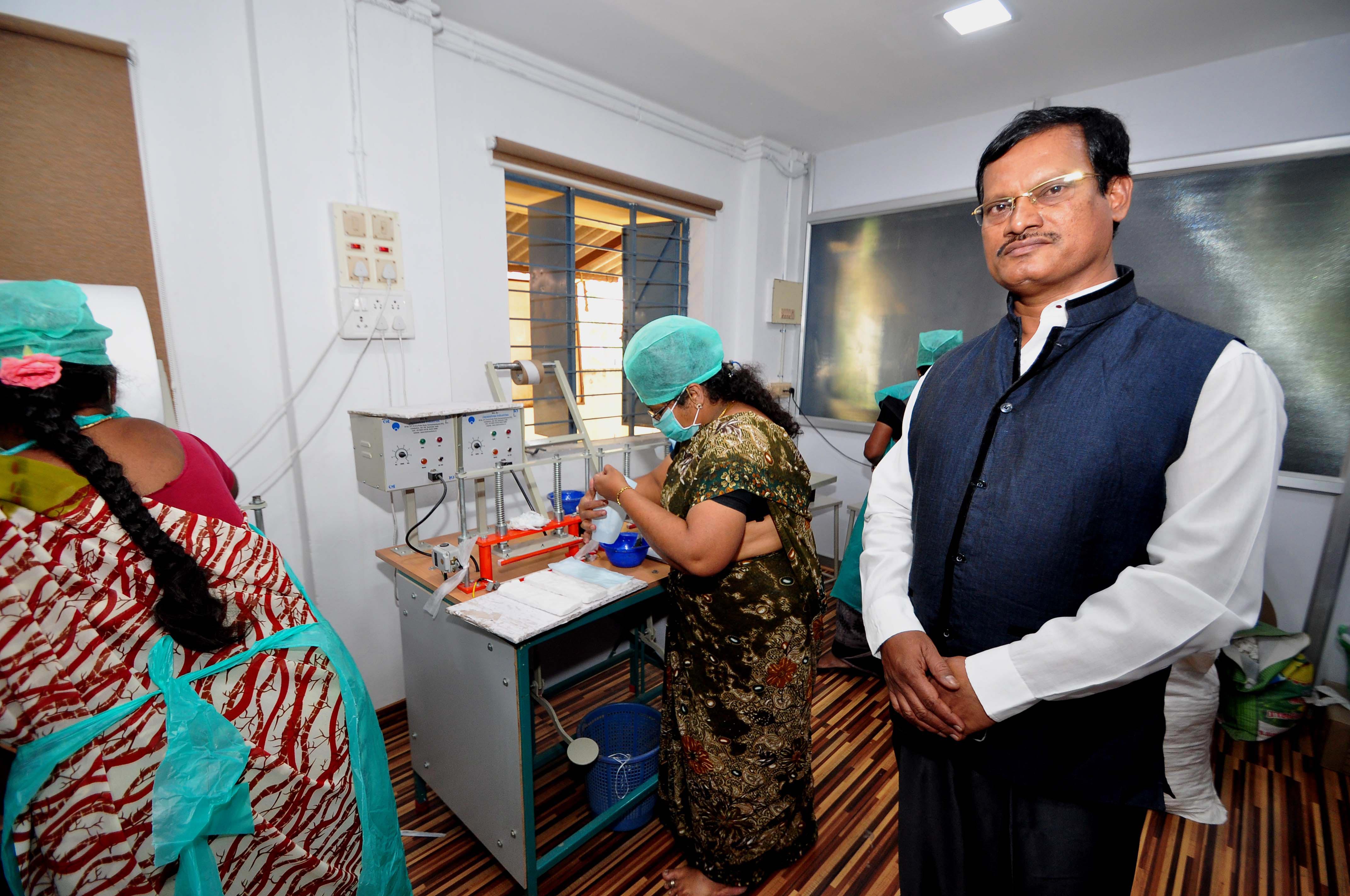 The Weekend Leader - Story of Arunachalam Muruganantham, inventor of low cost sanitary napkin and the real-life Pad Man 