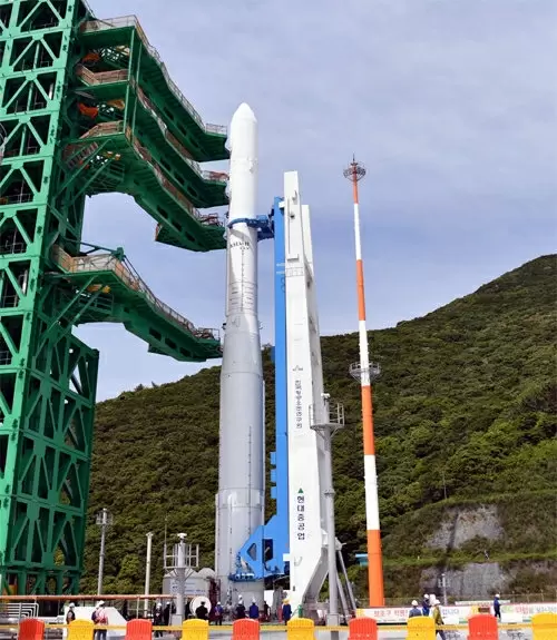 ?S Korea unveils homegrown space rocket for first time