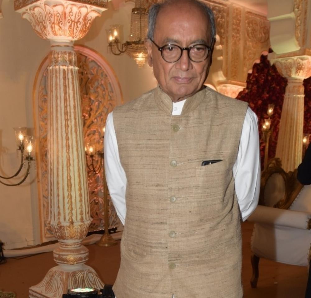 The Weekend Leader - Digvijaya to head committee on agitations, Priyanka made member