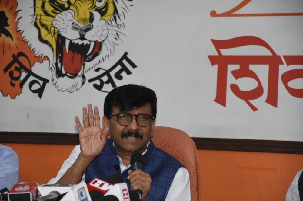 The Weekend Leader - Vibrant Gujarat by scraping Mumbai? Shiv Sena's Sanjay Raut asks BJP