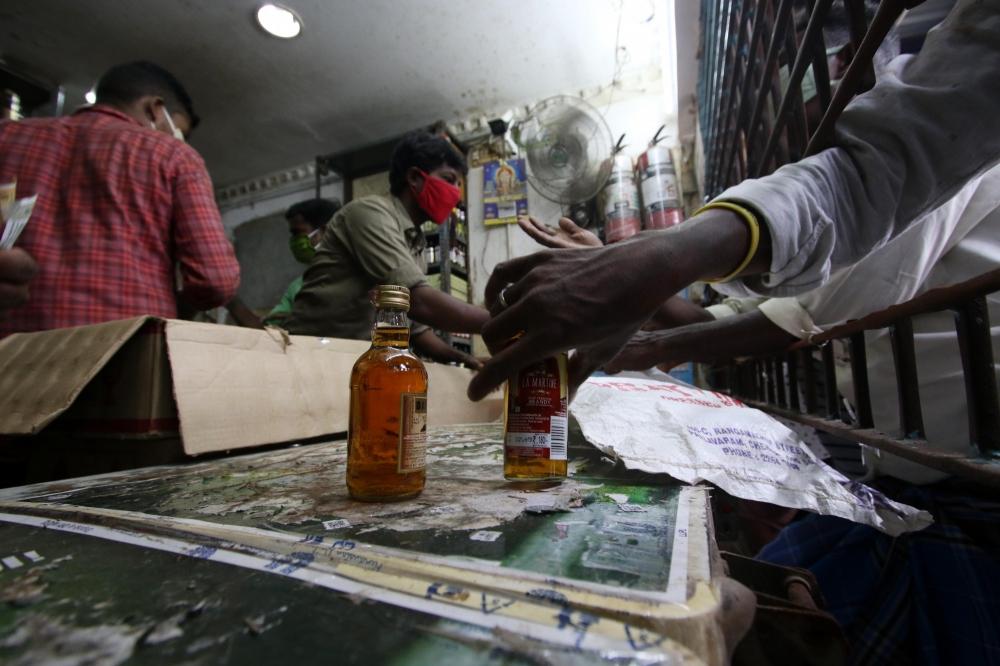 The Weekend Leader - Spurious liqour claims three lives in Bihar's