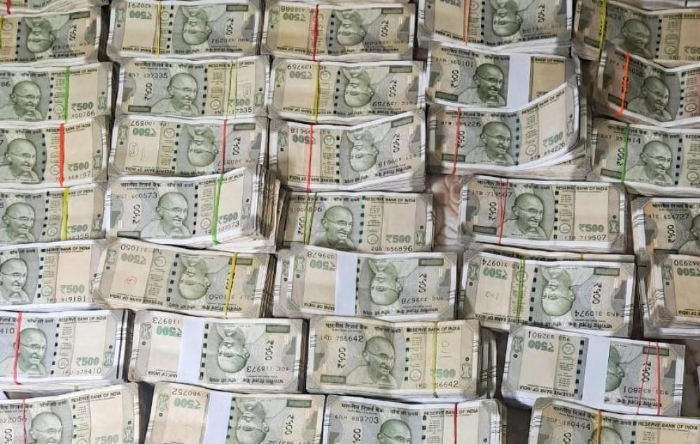 The Weekend Leader - Rupee Falls Below 90 Per Dollar For First Time In History