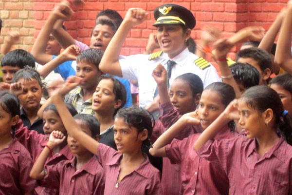 The Weekend Leader - Captain Indraani Singh gives education to underprivileged children through her NGO Literacy India 