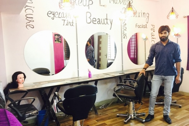 The Weekend Leader - Kid who worked as a barber is now owner of a Rs 11 crore turnover beauty services company