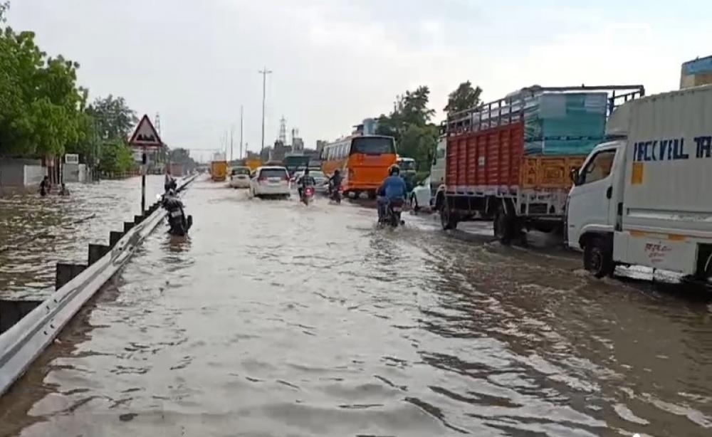 The Weekend Leader - Heavy Rain Causes Flood-Like Situation and Water-logging in Gurugram