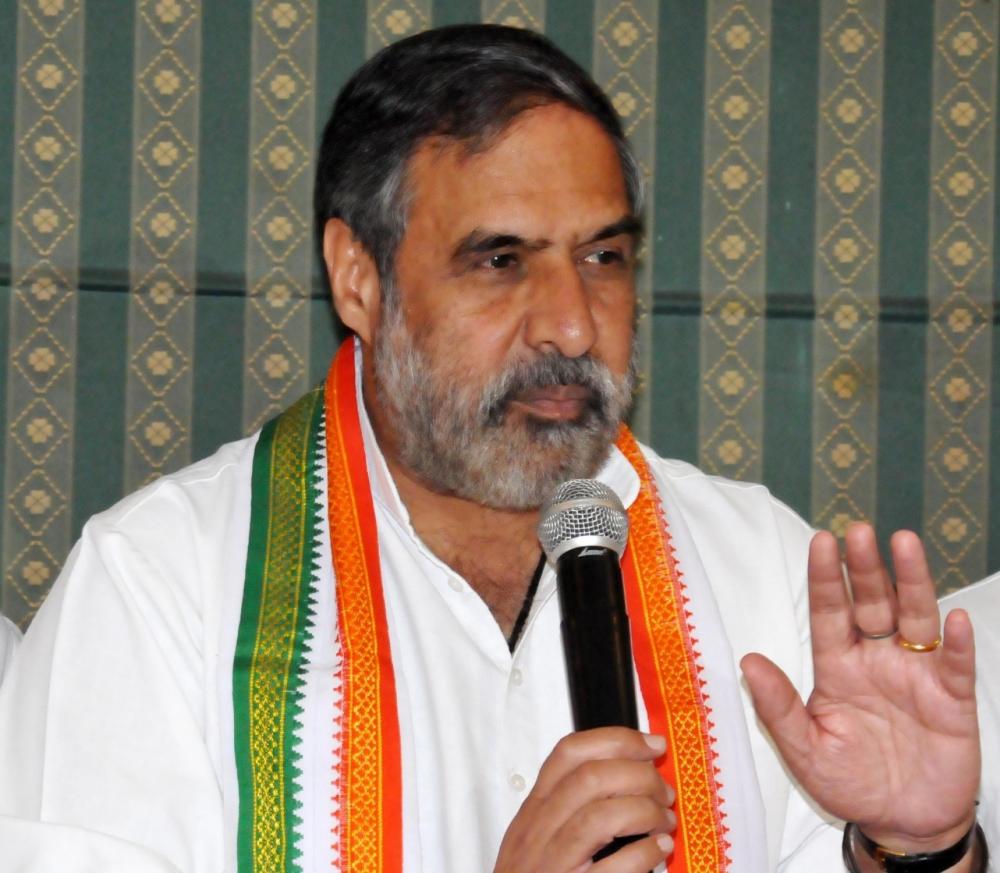 The Weekend Leader - Sign of truce: After Sibal, Anand Sharma backs Priyanka