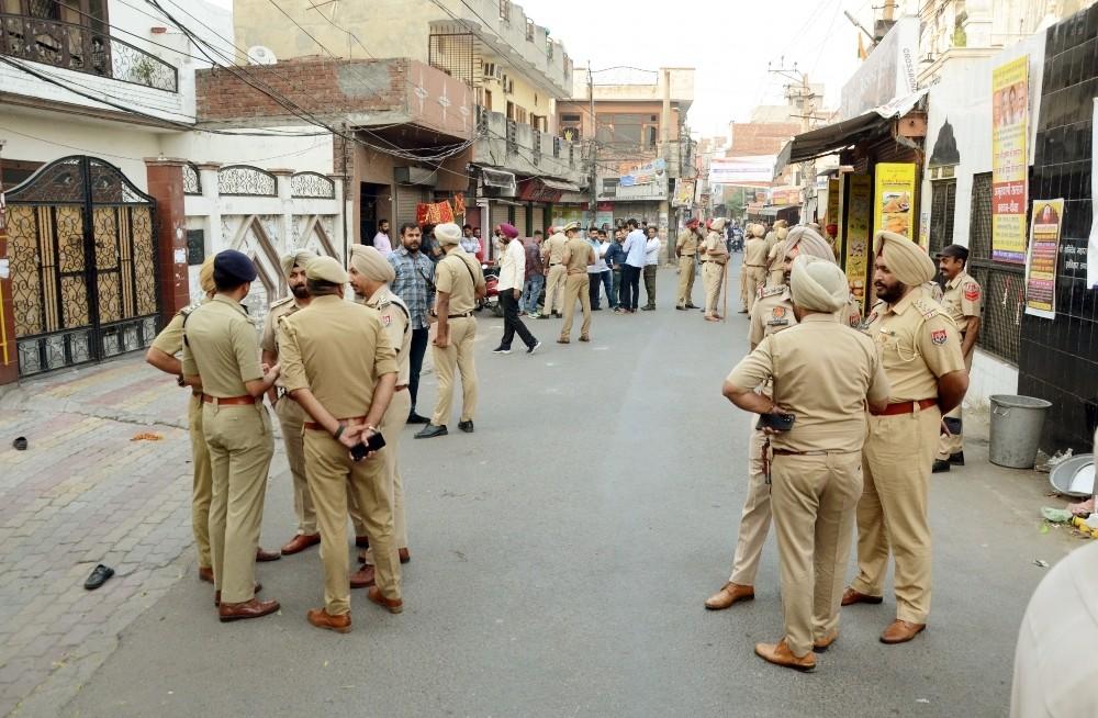 The Weekend Leader - Shiv Sena leader shot dead outside Amritsar temple