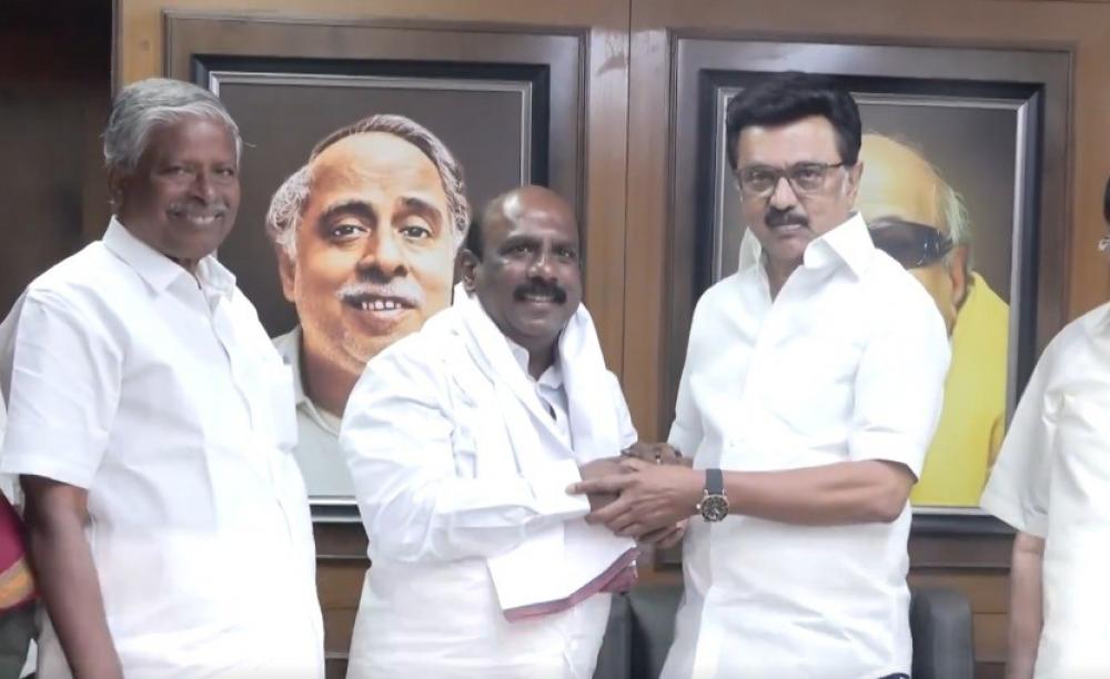 The Weekend Leader - Alangulam MLA And OPS Loyalist Manoj Pandian Joins DMK, To Resign As MLA