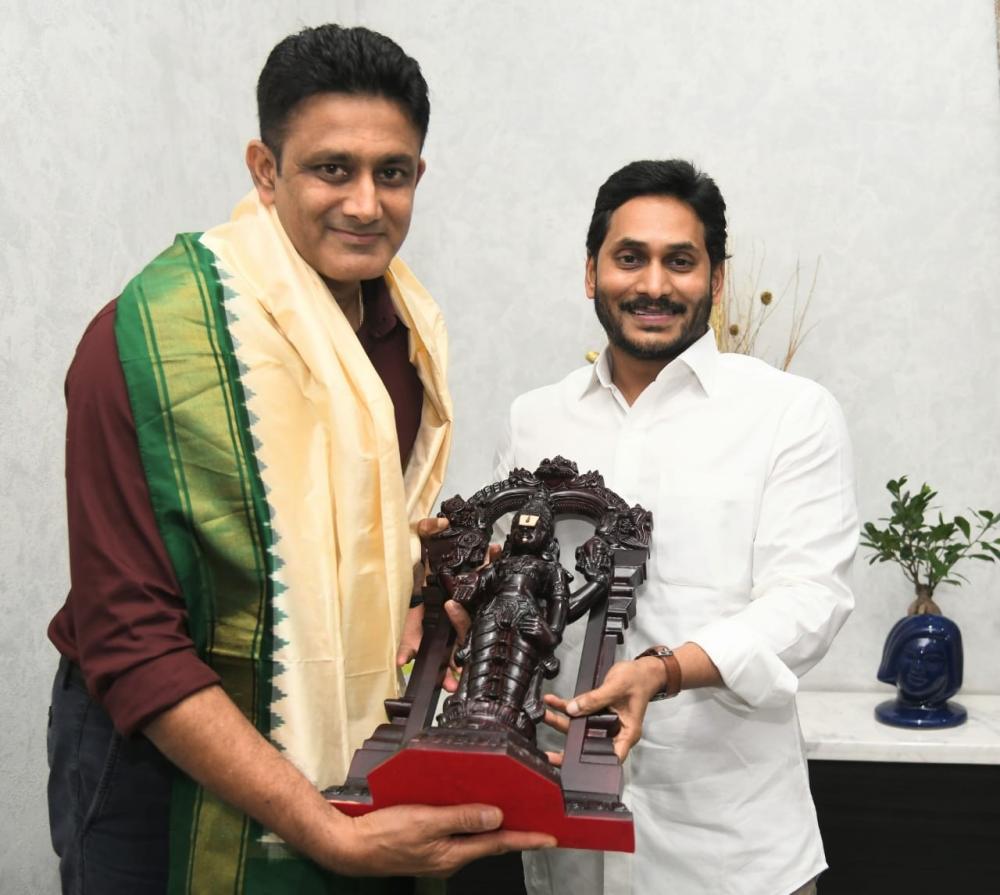 The Weekend Leader - Anil Kumble meets Andhra CM, discusses sports univ