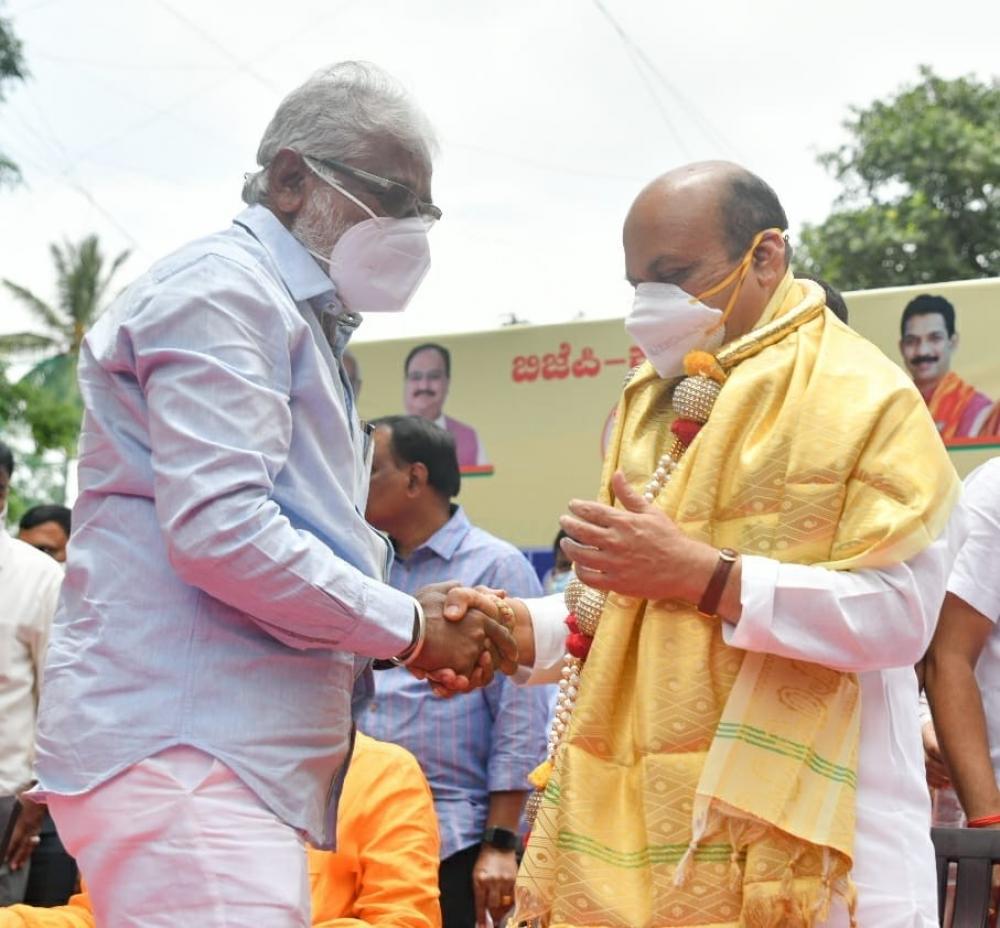 The Weekend Leader - Prominent Dalit leader N. Mahesh joins BJP in K'taka