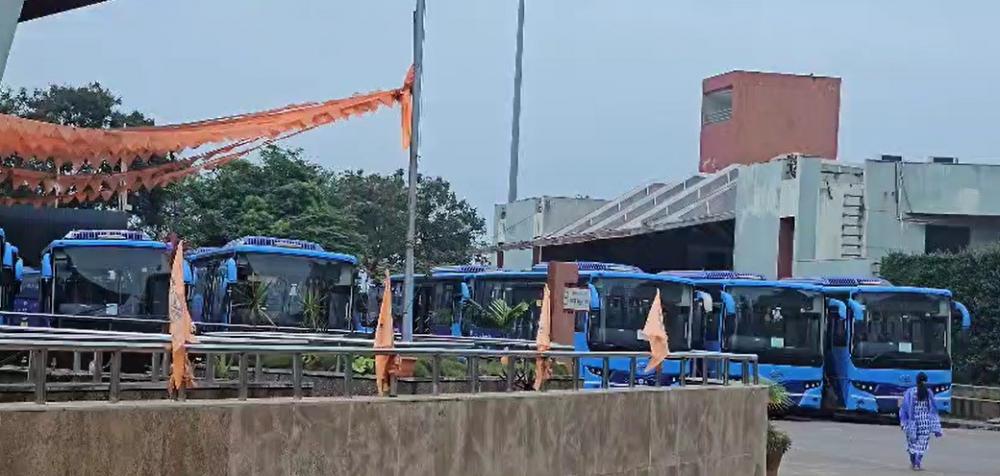 The Weekend Leader - Karnataka RTC Strike Cripples Bus Services as 1.15 Lakh Employees Protest