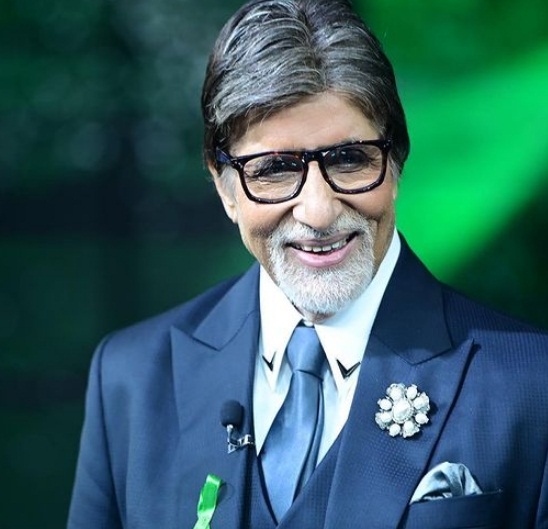 The Weekend Leader - Big B on 'eerie' Diwali in 'Jalsa': 'Room full of family, each lost in their own world'