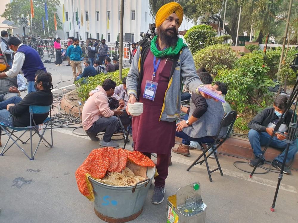 The Weekend Leader - Langar service in full swing at Tikri Border