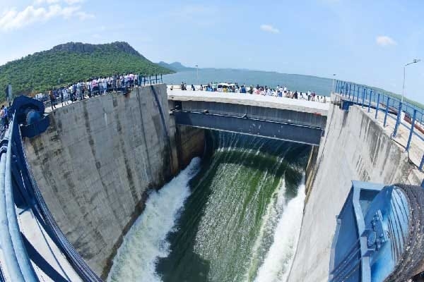 The Weekend Leader - Floodwaters continue to rise between Pulichintala, Prakasam Barrage