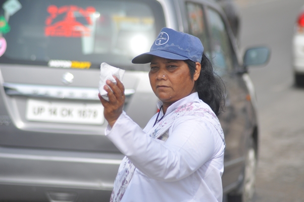 The Weekend Leader - Dorris Francis, the braveheart who controls traffic on NH 24 at Ghaziabad 