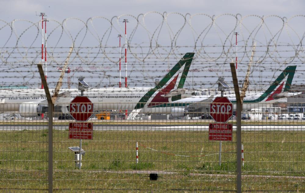 The Weekend Leader - Italian airport workers protest against lack of job security