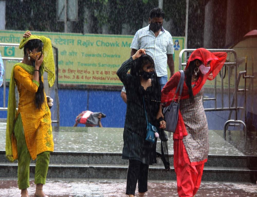 The Weekend Leader - Showers bring relief to Delhi-NCR