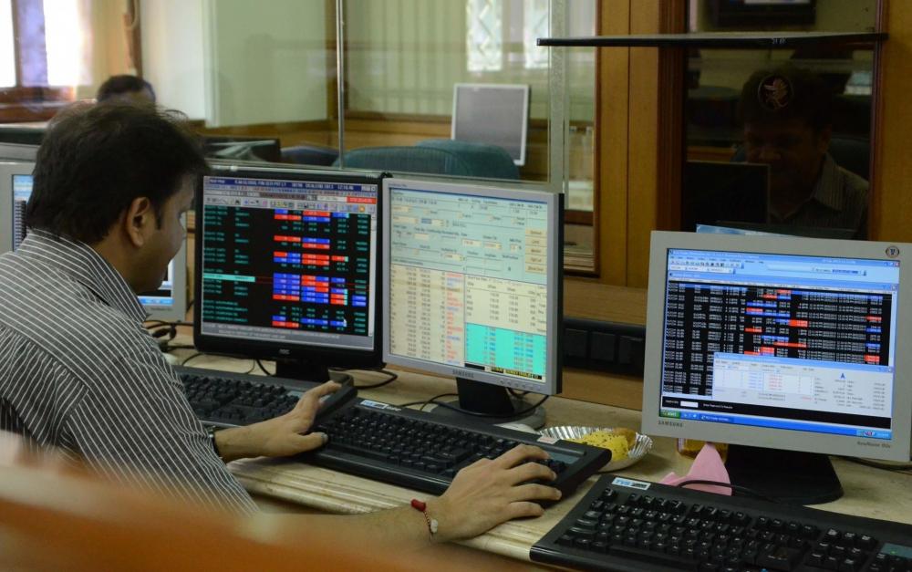 The Weekend Leader - Sensex pares losses to hit new high; HDFC, RIL shares rise