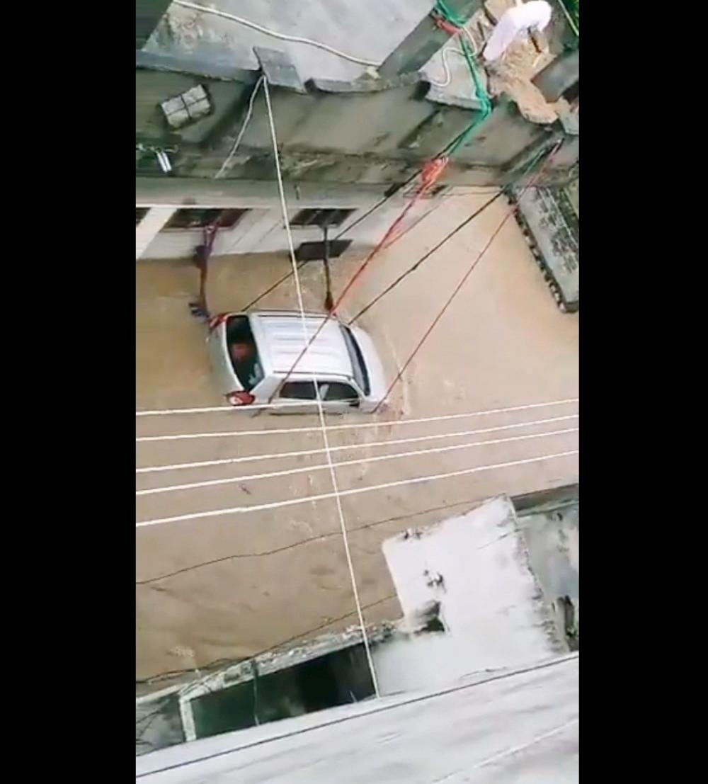 The Weekend Leader - Man ties car with ropes in flood-hit Telangana town