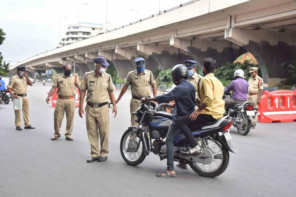 The Weekend Leader - 179 pending fines worth Rs 42K for traffic violations, Hyd man flees again