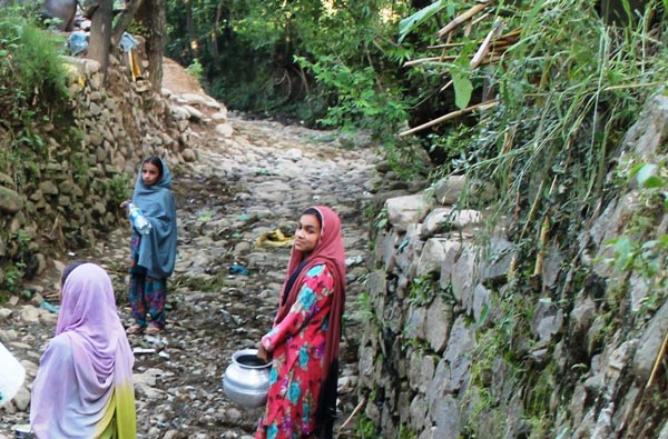 The Weekend Leader - Water is so elusive for women in Kashmir that the trek for water is taking a toll on their health | Causes | Poonch