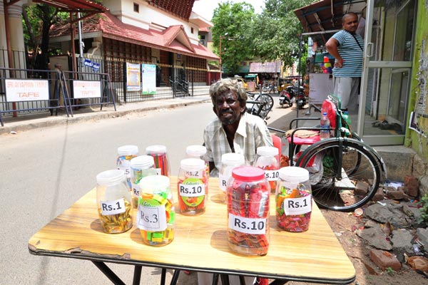 The Weekend Leader - Kaligi Ranganathan Montford Matriculation Higher Secondary School students set up a shop for a beggar