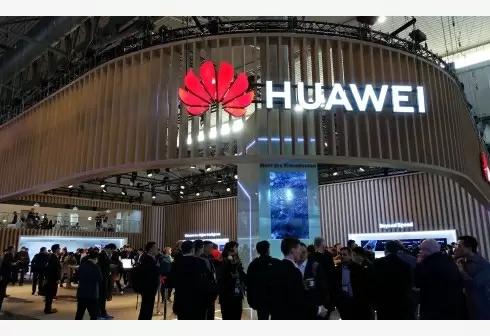 Huawei working on smartphones with rollable display
