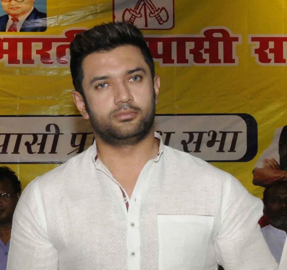 The Weekend Leader - Chirag meets Tejashwi to invite for father's death anniversary event