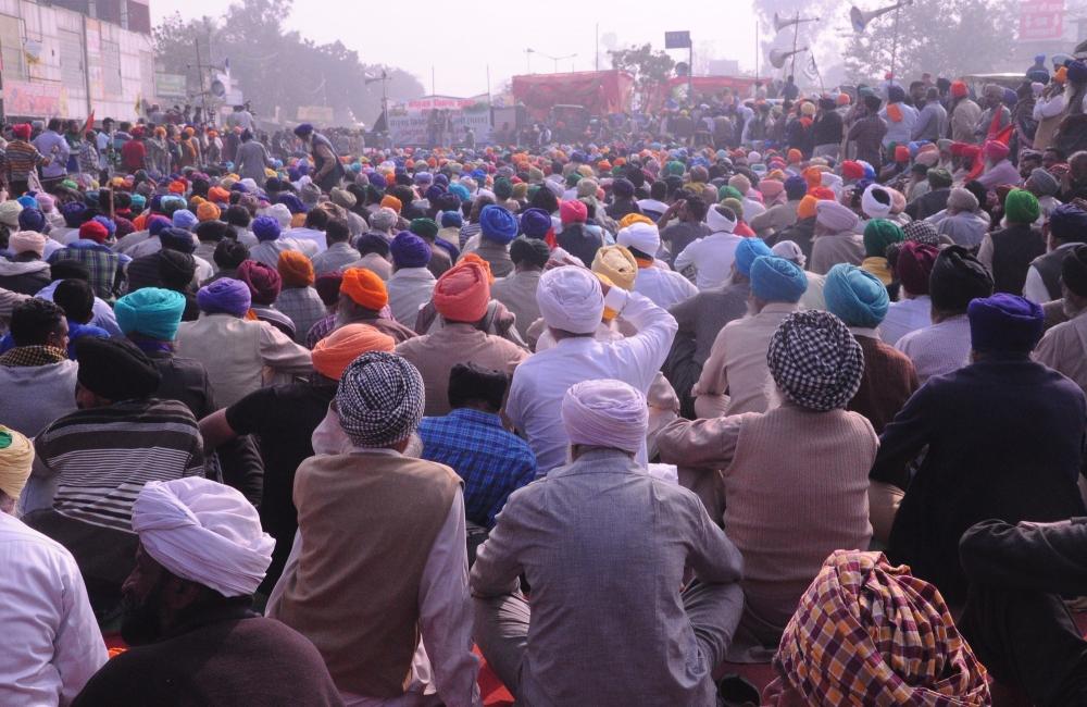 The Weekend Leader - Life hit in Punjab, Haryana as protesters block roads