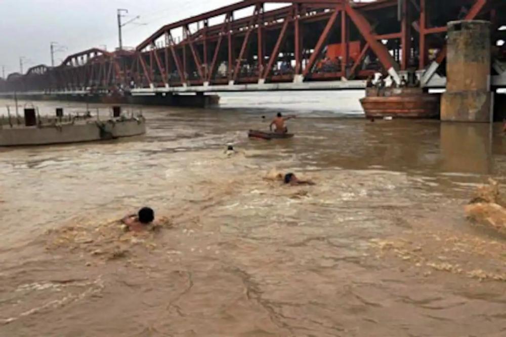 The Weekend Leader - Evacuation of families begin as Ganga, Yamuna cross danger mark