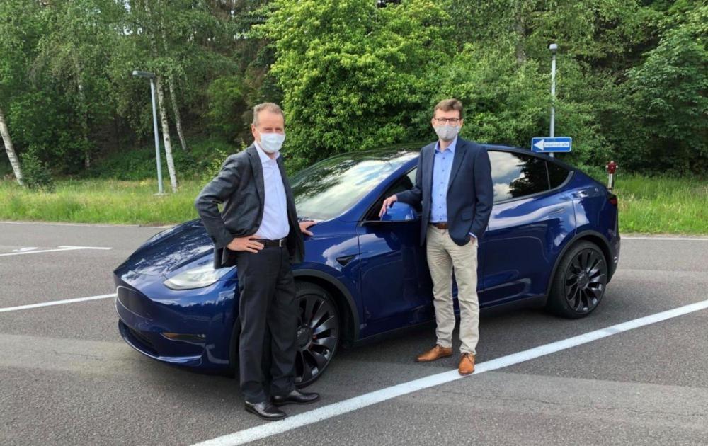 The Weekend Leader - ﻿Volkswagen CEO drives Tesla Model Y, calls it a 'reference' car
