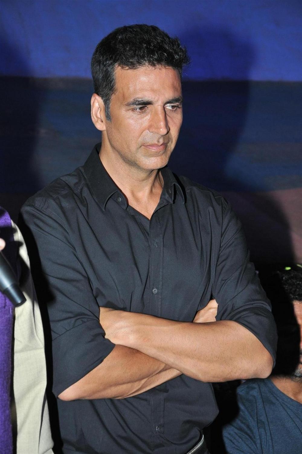 The Weekend Leader - Akshay Kumar pens emotional note for mother on his 54th birthday
