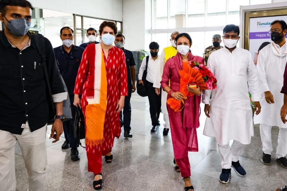 The Weekend Leader - Priyanka Gandhi arrives in Lucknow on two-day visit