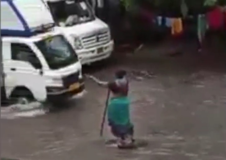 ?Good Samaritan: Mumbai woman 'guards' open manhole for hours