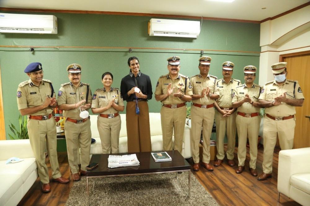 The Weekend Leader - Hyderabad police felicitates Sindhu