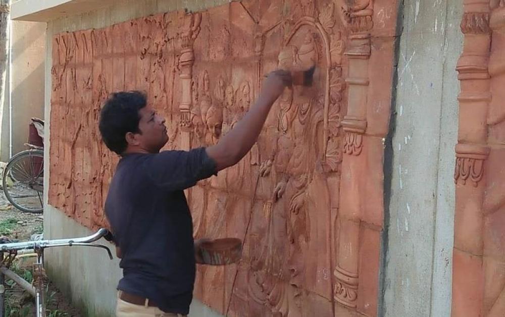 The Weekend Leader - Odisha’s Terracotta Mural Artisan Srikrushna Khanda: From Farmer’s Son to Master Craftsman