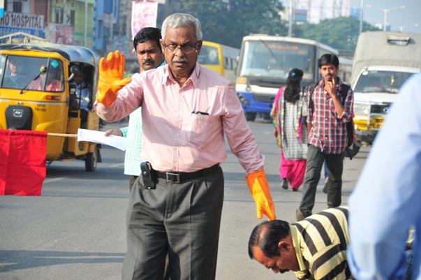 The Weekend Leader - Telangana’s self-styled road doctor has service in his genes | Heroism | Hyderabad