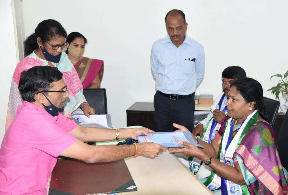 The Weekend Leader - YSRCP pick Sunitha files nomination for Andhra MLC election