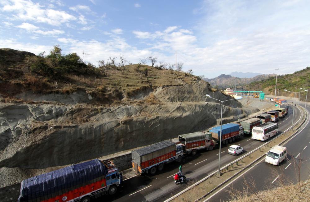 The Weekend Leader - Landslide blocks Jammu-Srinagar highway