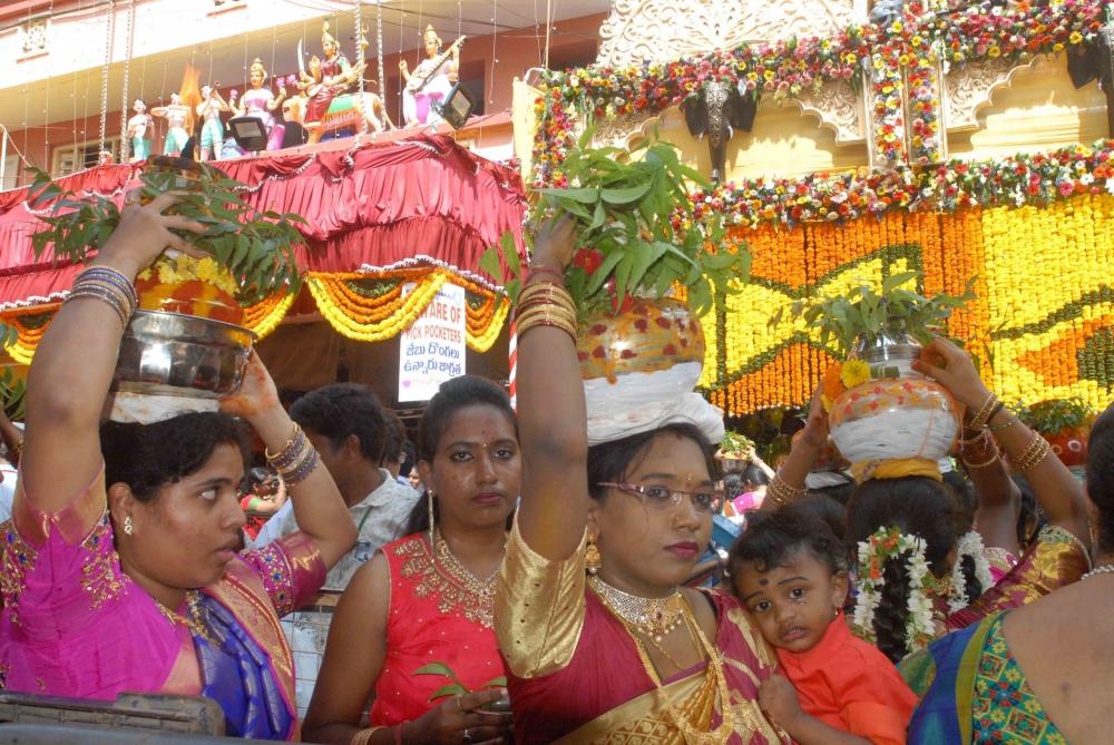 The Weekend Leader - Telangana's traditional folk festival Bonalu begins with gaiety