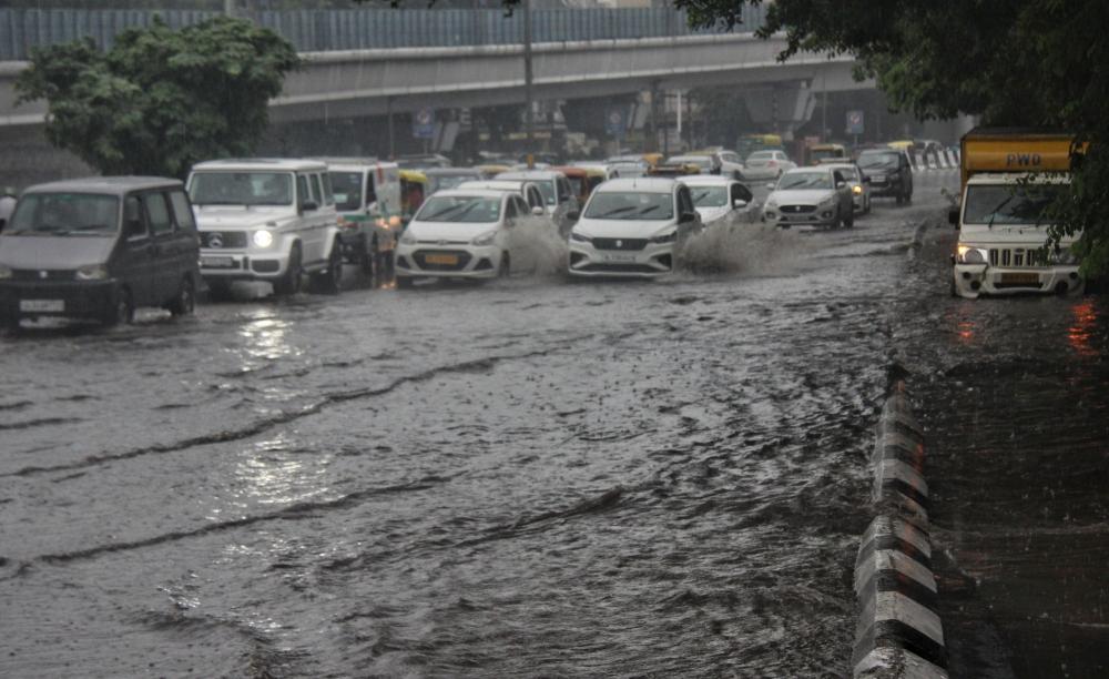 The Weekend Leader - Heavy rain paralyzes Delhi traffic